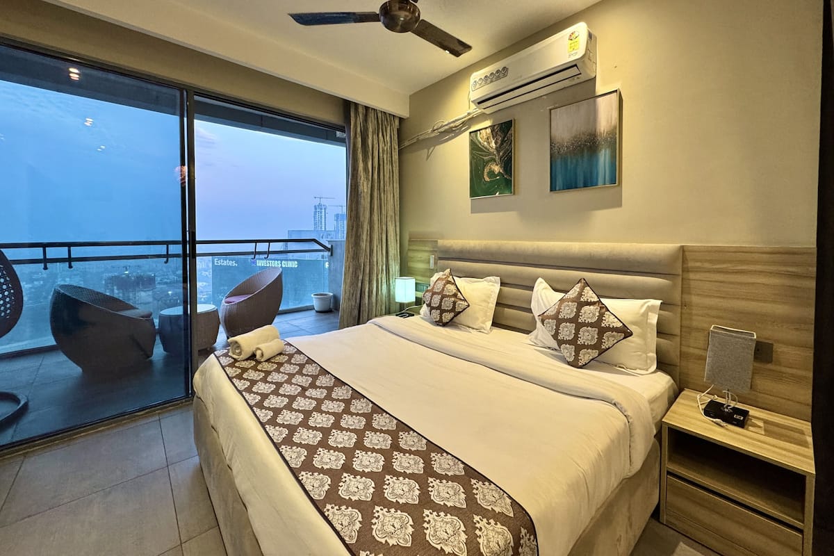 Elite Studio Suite, 1 Bedroom, Balcony, Courtyard View | Individually furnished, desk, laptop workspace, blackout drapes