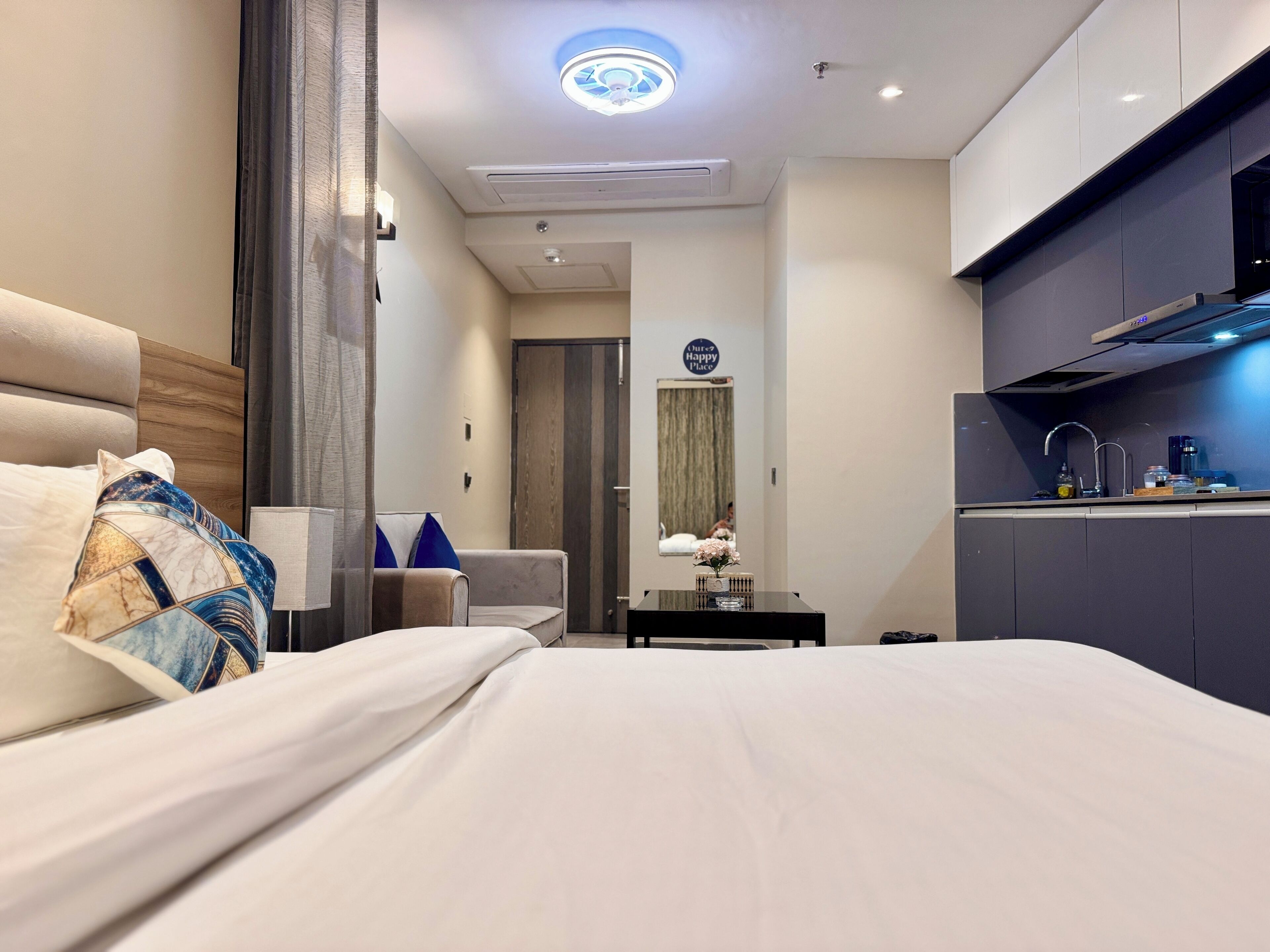 Elite-studiosviitti, 1 makuuhuone, parveke, näköala pihalle | Työpöyt ä, kannettavalle tietokoneelle sopiva työtila, pimennysverhot