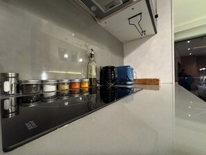 Suite estudio de lujo, balcón, vistas al río | Cocina privada | Frigorífico pequeño, microondas, tostadora y utensilios de cocina