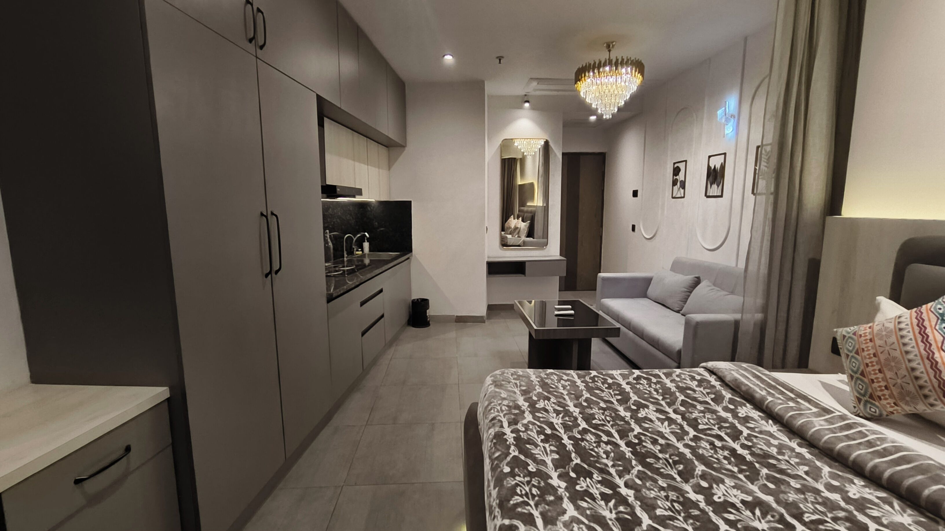 Panoraamastudiosviitti, parveke, jokinäköala | Työpöytä, kannettavalle tietokoneelle sopiva työtila, pimennysverhot