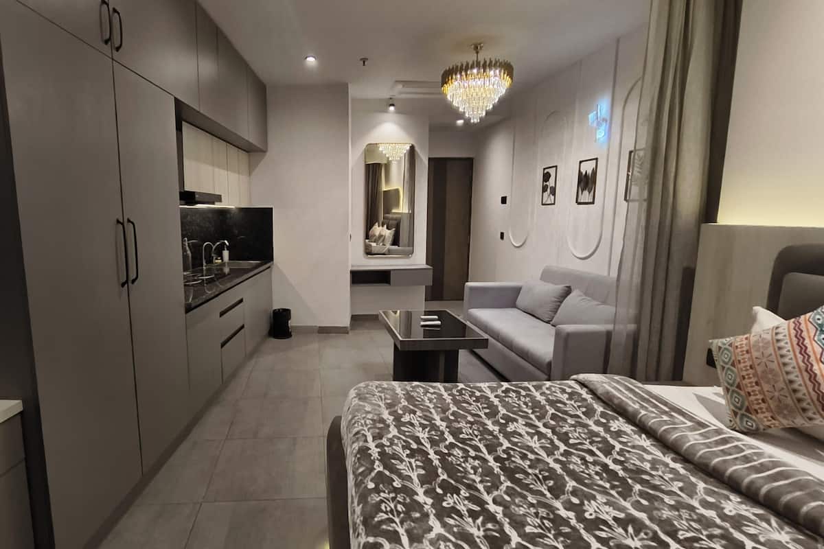 Panoraamastudiosviitti, parveke, jokinäköala | Työpöytä, kannettavalle tietokoneelle sopiva työtila, pimennysverhot