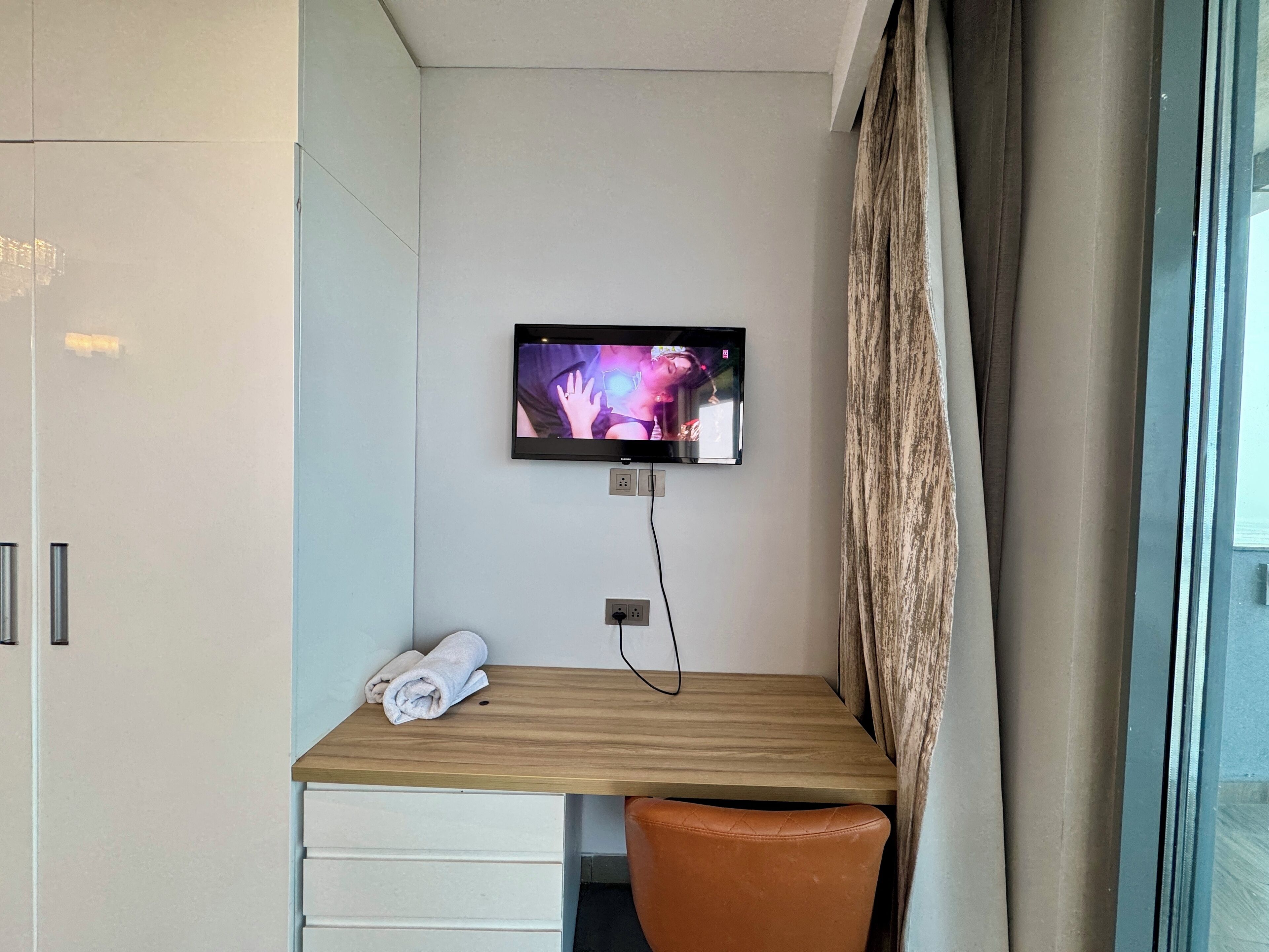 Standard-studiosviitti, parveke, jokinäköala | Televisio