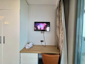 Standard-studiosviitti, parveke, jokinäköala | Televisio