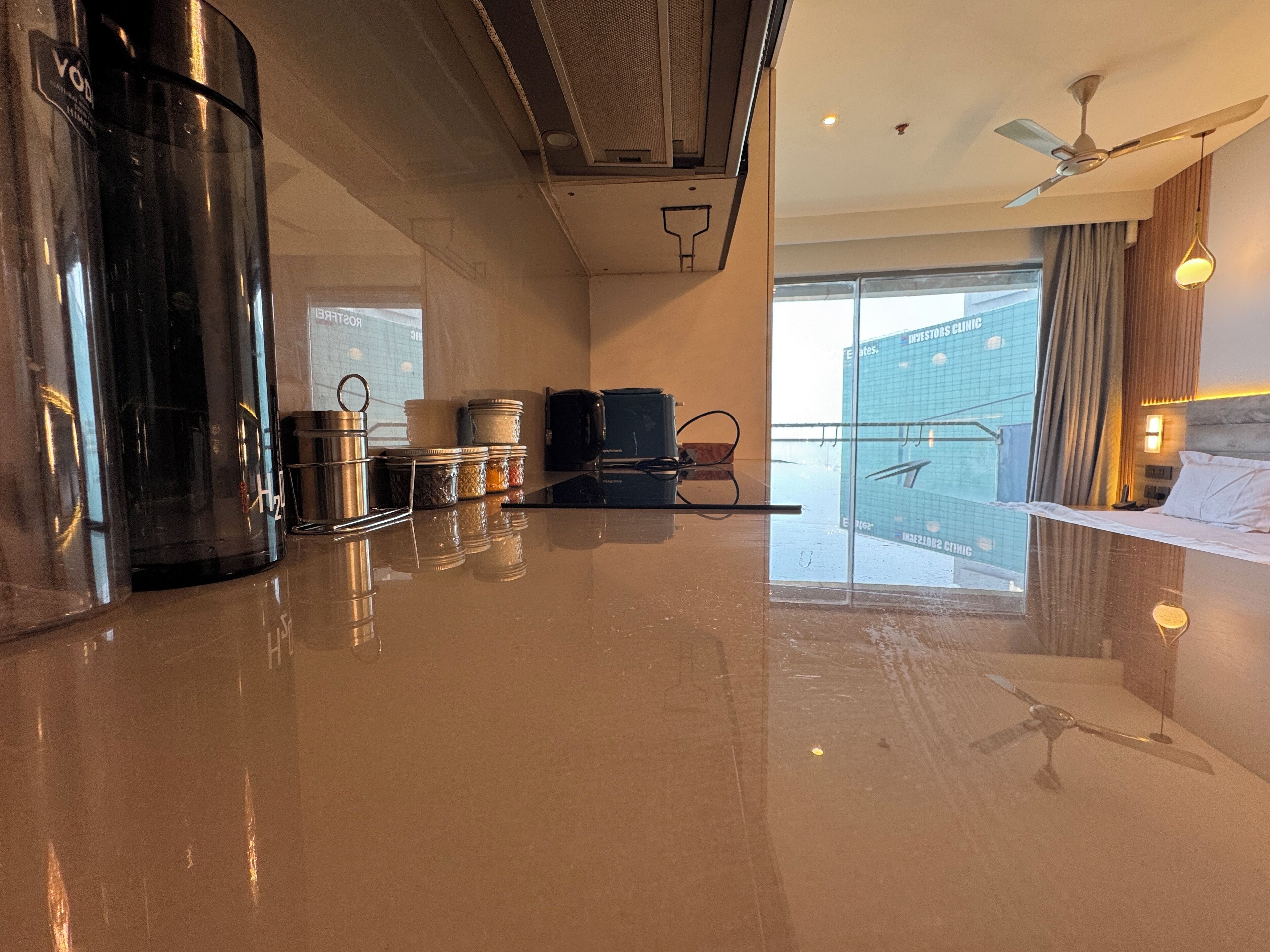 Minikjøleskap, mikrobølgeovn, brødrister og kjøkkenutstyr