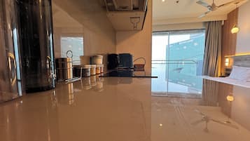 Minikjøleskap, mikrobølgeovn, brødrister og kjøkkenutstyr