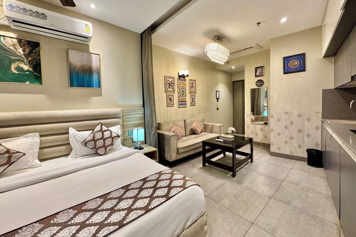 Elite Studio Suite, 1 Bedroom, Balcony, Courtyard View | Desk, laptop workspace, blackout curtains, iron/ironing board