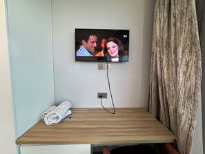 Standard-studiosviitti, parveke, jokinäköala | Televisio