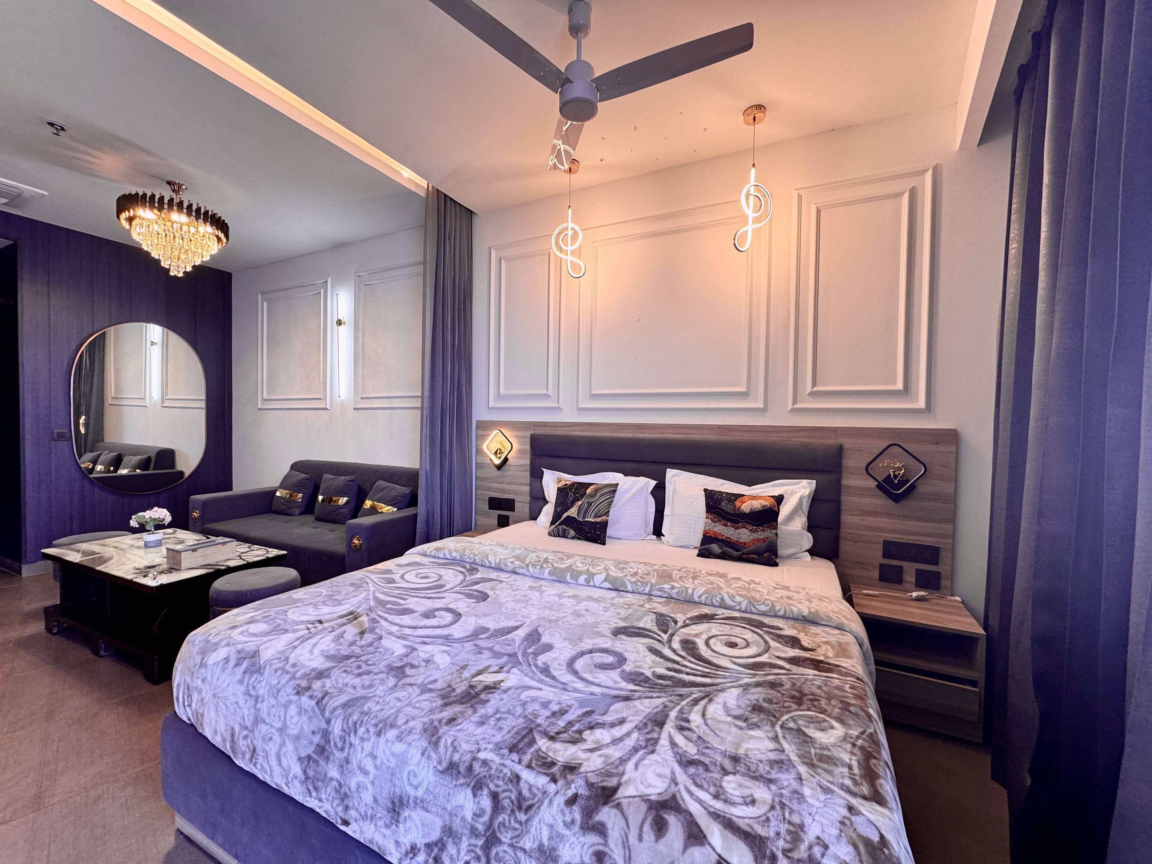 Panoraamastudiosviitti, parveke, jokinäköala | Työpöytä, kannettavalle tietokoneelle sopiva työtila, pimennysverhot