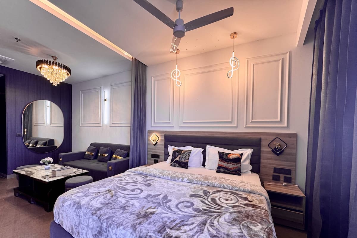 Panoraamastudiosviitti, parveke, jokinäköala | Työpöytä, kannettavalle tietokoneelle sopiva työtila, pimennysverhot