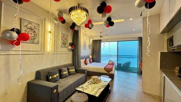 Panoramic Studio Suite, Balcony, River View | Living area