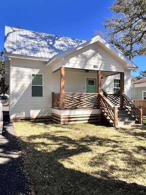 Exterior - Newly remodeled downtown home.  Golf cart available. (Thomasville)