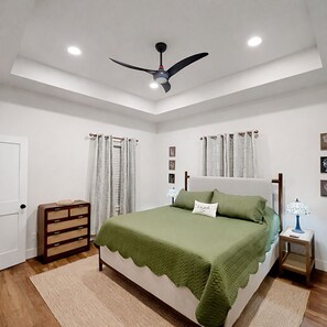 2 bedrooms, iron/ironing board, free WiFi, bed sheets - Newly remodeled downtown home.  Golf cart available. (Thomasville)