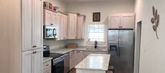 Newly remodeled downtown home.  Golf cart available.