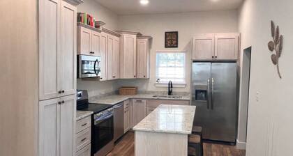 Newly remodeled downtown home. Golf cart available.