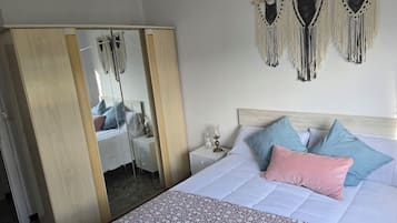 Een strijkplank/strijkijzer, internet, beddengoed