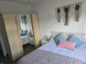 Iron/ironing board, Internet, bed sheets