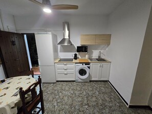 Four à micro-ondes, un four, surface de cuisson