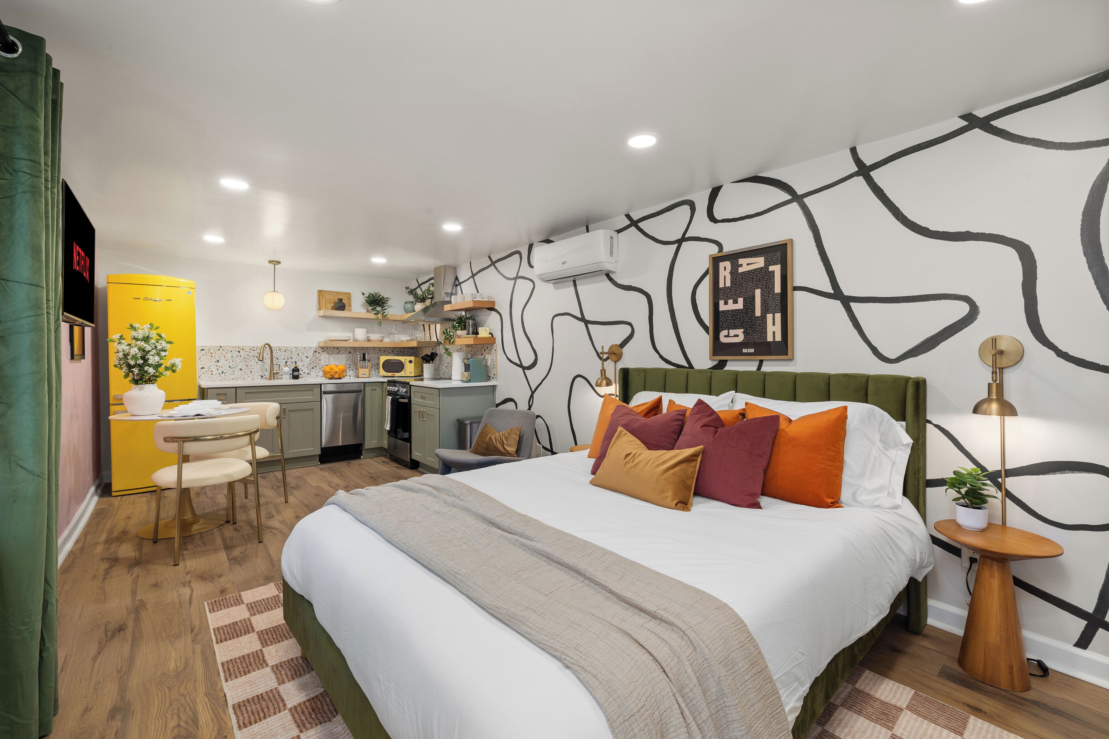 Escritorio, tabla de planchar con plancha, wifi gratis y ropa de cama 