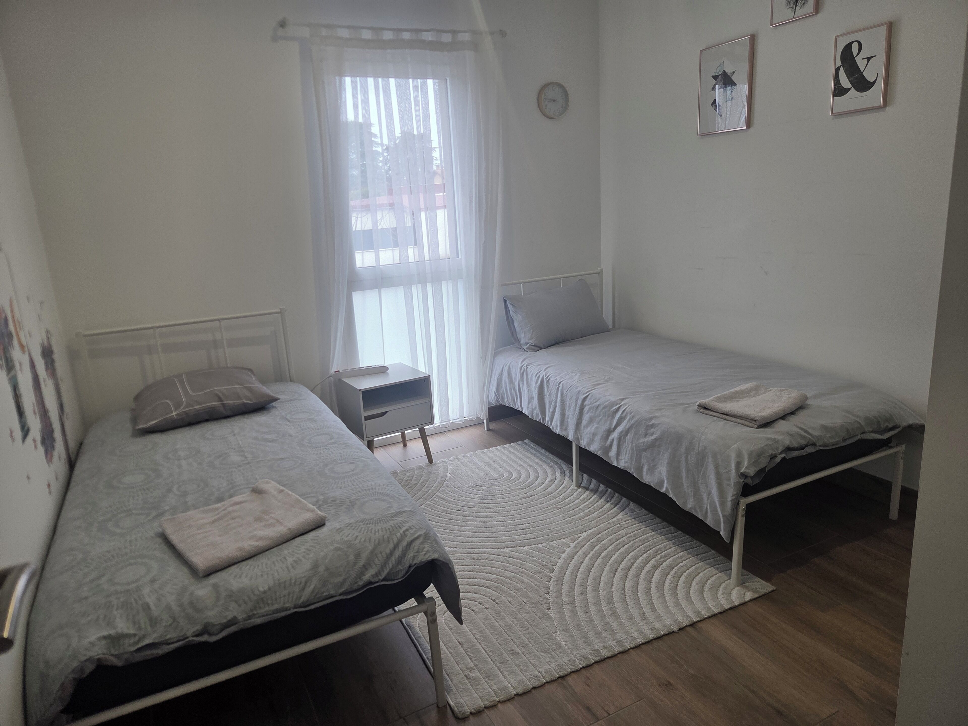 3 bedrooms, iron/ironing board, WiFi, bed sheets