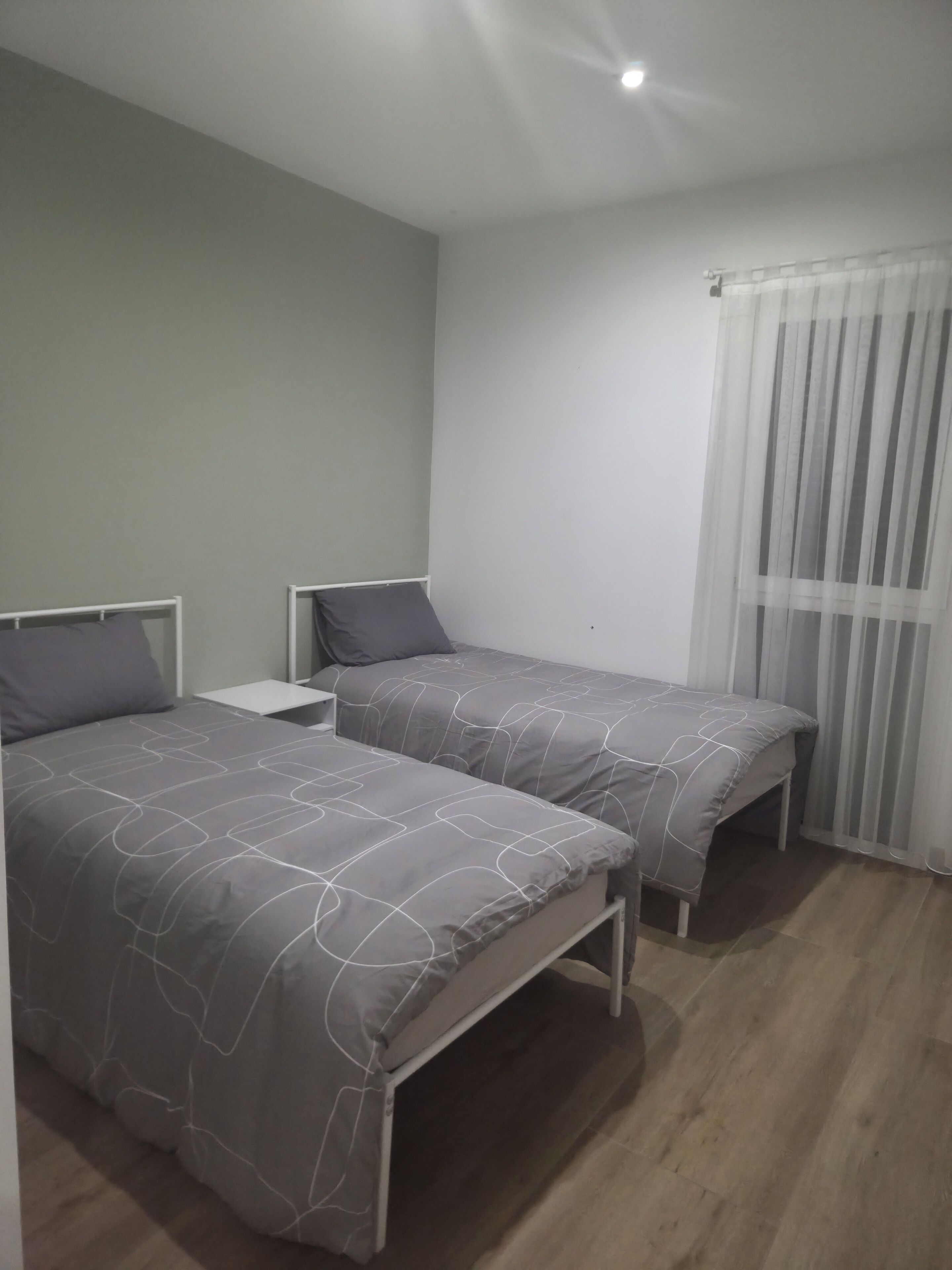 Een strijkplank/strijkijzer, wifi, beddengoed