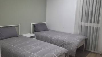 Een strijkplank/strijkijzer, wifi, beddengoed