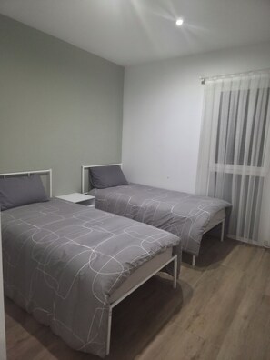 3 bedrooms, iron/ironing board, WiFi, bed sheets - Modern Villa of 120m² with garden, 3 bedrooms. 8 Travellers near Lyon (Vénissieux)