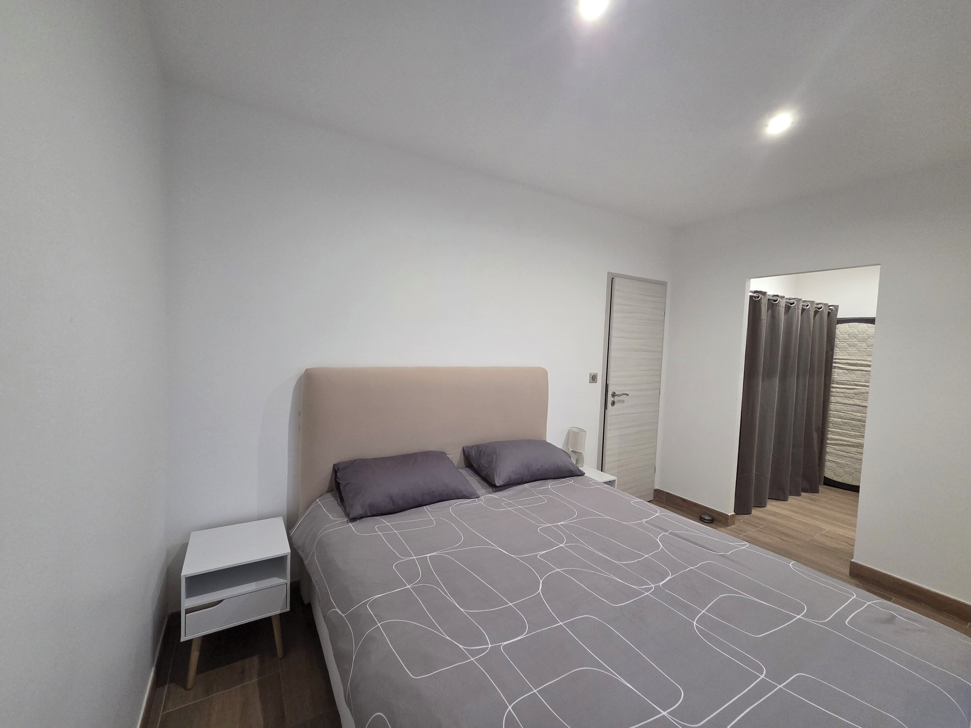 Een strijkplank/strijkijzer, wifi, beddengoed