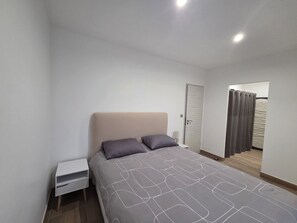 Een strijkplank/strijkijzer, wifi, beddengoed