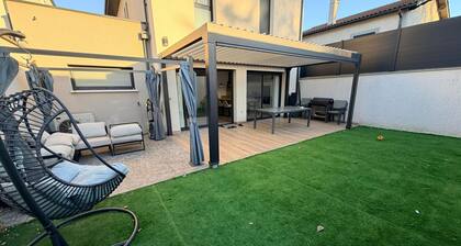 Modern Villa of 120m² with garden, 3 bedrooms. 8 Travellers near Lyon