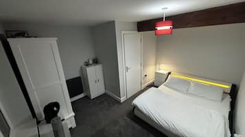 Silitysrauta/-lauta, Wi-Fi, vuodevaatteet