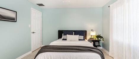 2 soverom, strykejern/-brett, internettilgang og sengetøy