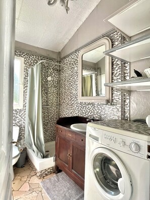 Douche, sèche-cheveux, papier toilette