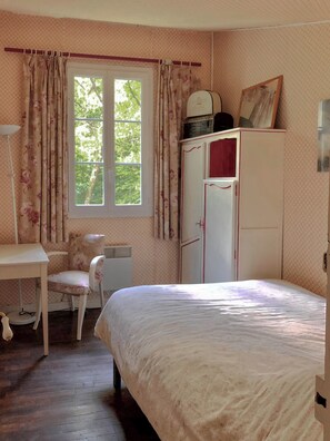 Fer et planche à repasser, accès à Internet