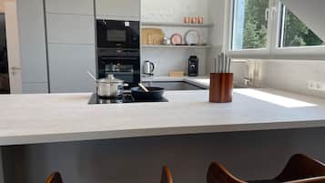 Microondas, placa de cocina y lavavajillas