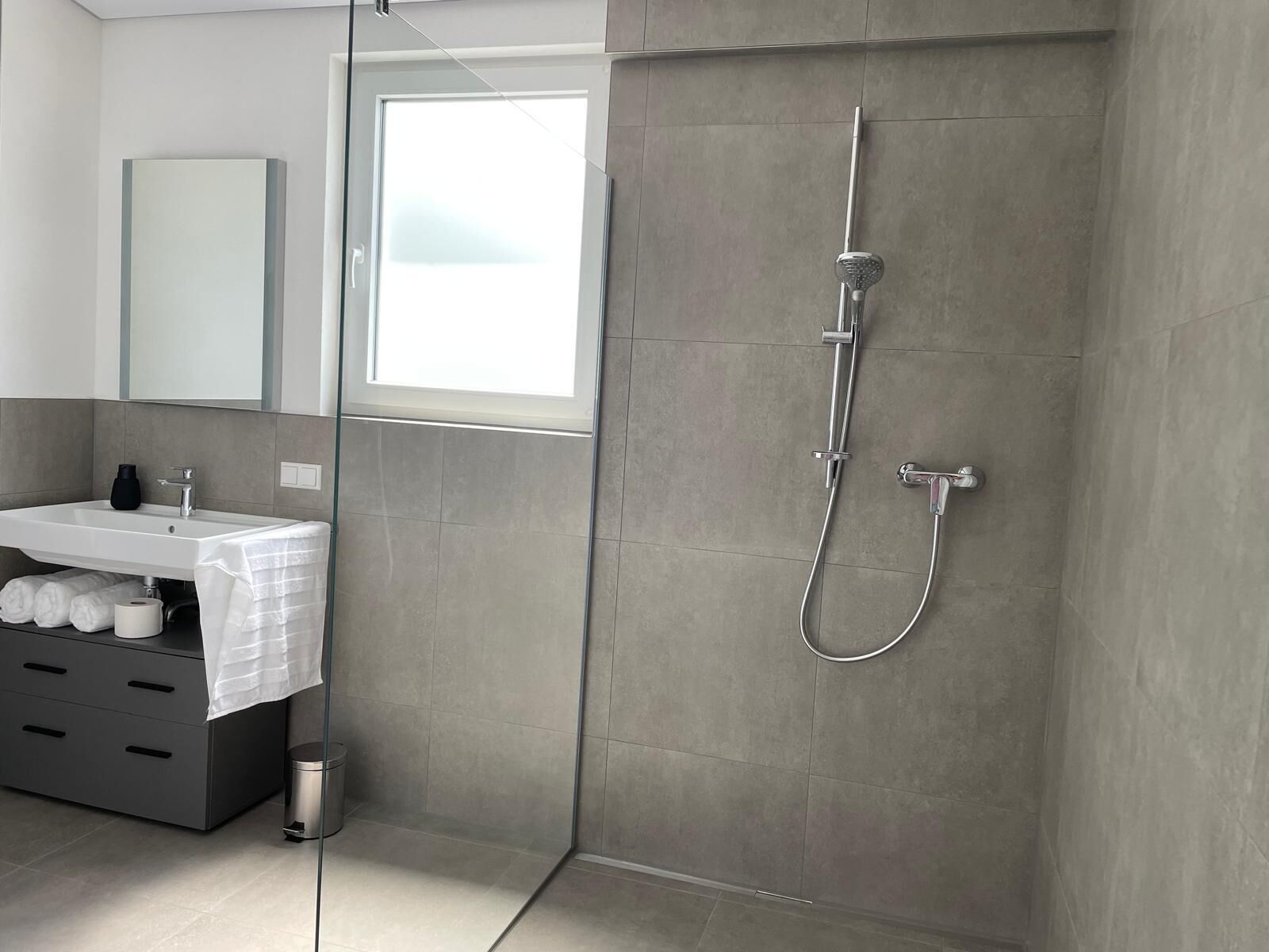 Ducha, secador de pelo, toallas y jabón