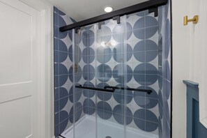 Shower, hair dryer, bidet, towels - Treehouse Retreat, House+Private Guest suite, Sleeps 14, Hot tub, Fire pit (Raleigh)