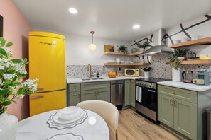 Een koelkast, een microgolfoven, een oven, een kookplaat