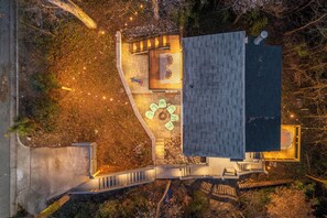 Terrace/patio - Treehouse Retreat, House+Private Guest suite, Sleeps 14, Hot tub, Fire pit (Raleigh)