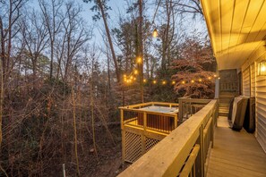 Terrace/patio - Treehouse Retreat, House+Private Guest suite, Sleeps 14, Hot tub, Fire pit (Raleigh)