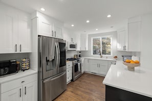 Fridge, microwave, oven, stovetop - Treehouse Retreat, House+Private Guest suite, Sleeps 12, Hot tub, Fire pit (Raleigh)