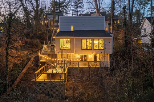 Treehouse Retreat, House+Private Guest suite, Sleeps 12, Hot tub, Fire pit