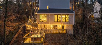 Treehouse Retreat, House+Private Guest suite, Sleeps 12, Hot tub, Fire pit