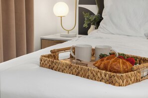 4 bedrooms, desk, iron/ironing board, free WiFi - Treehouse Retreat, House+Private Guest suite, Sleeps 14, Hot tub, Fire pit (Raleigh)