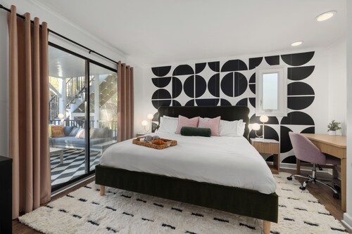 Treehouse Retreat, House+Private Guest suite, Sleeps 14, Hot tub, Fire pit