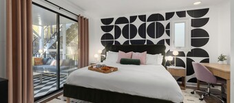 Treehouse Retreat, House+Private Guest suite, Sleeps 14, Hot tub, Fire pit