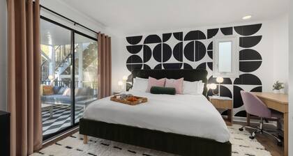 Treehouse Retreat, House+Private Guest suite, Sleeps 14, Hot tub, Fire pit