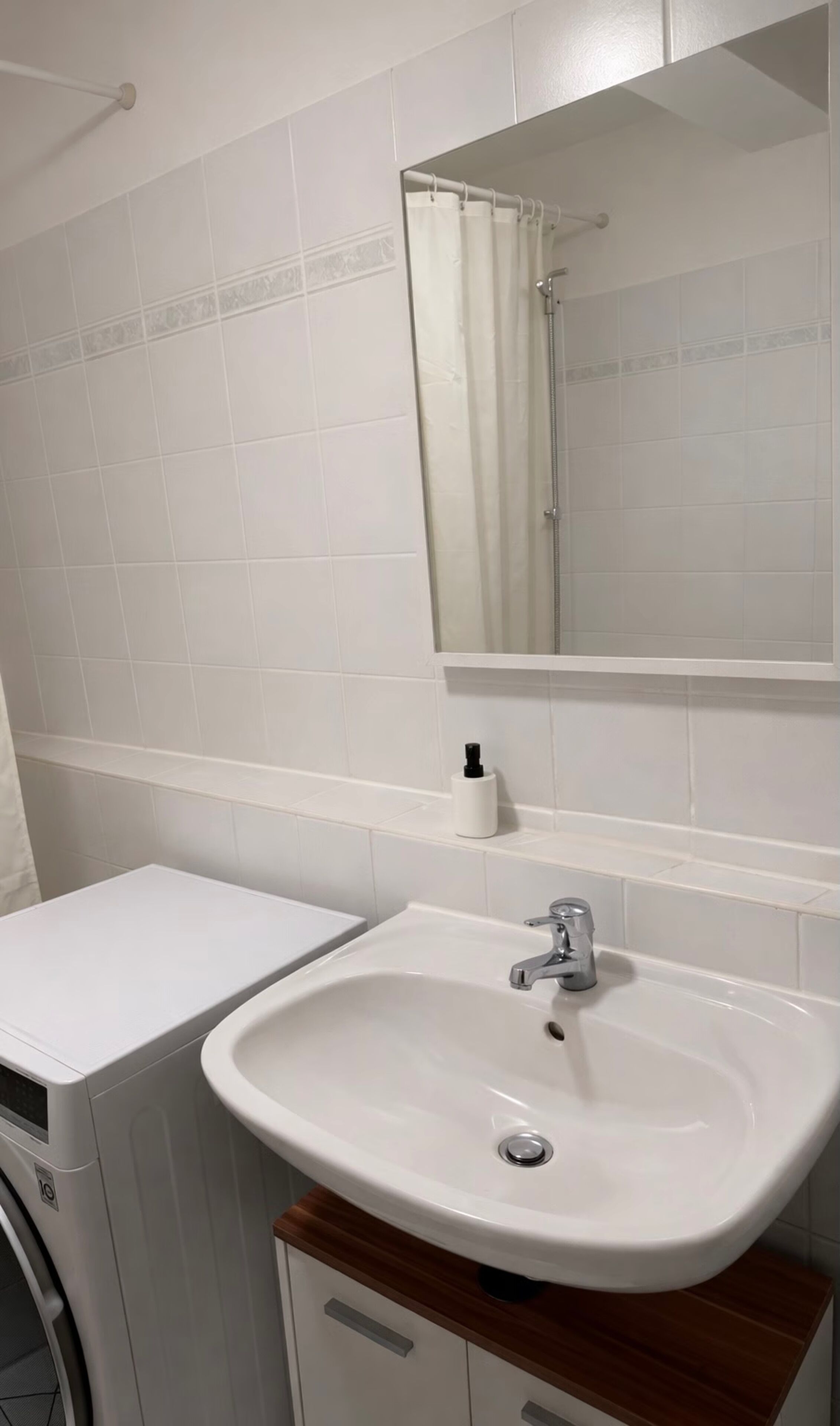 Haartrockner, Handtücher, Toilettenpapier