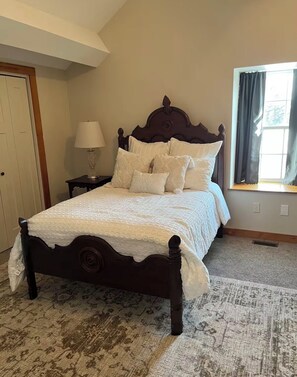 2 bedrooms, iron/ironing board, free WiFi, bed sheets - Hidden Gem!  Uniquely, fully-furnished, newly remodeled, 1860’s carriage house (Dubuque)