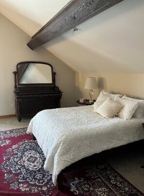 2 bedrooms, iron/ironing board, free WiFi, bed sheets - Hidden Gem!  Uniquely, fully-furnished, newly remodeled, 1860’s carriage house (Dubuque)