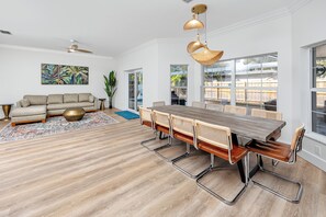Dining - The Azure Villa 5br 3.5 bath heated pool hot tub close to Gulf Beach Clearwater (Seminole)